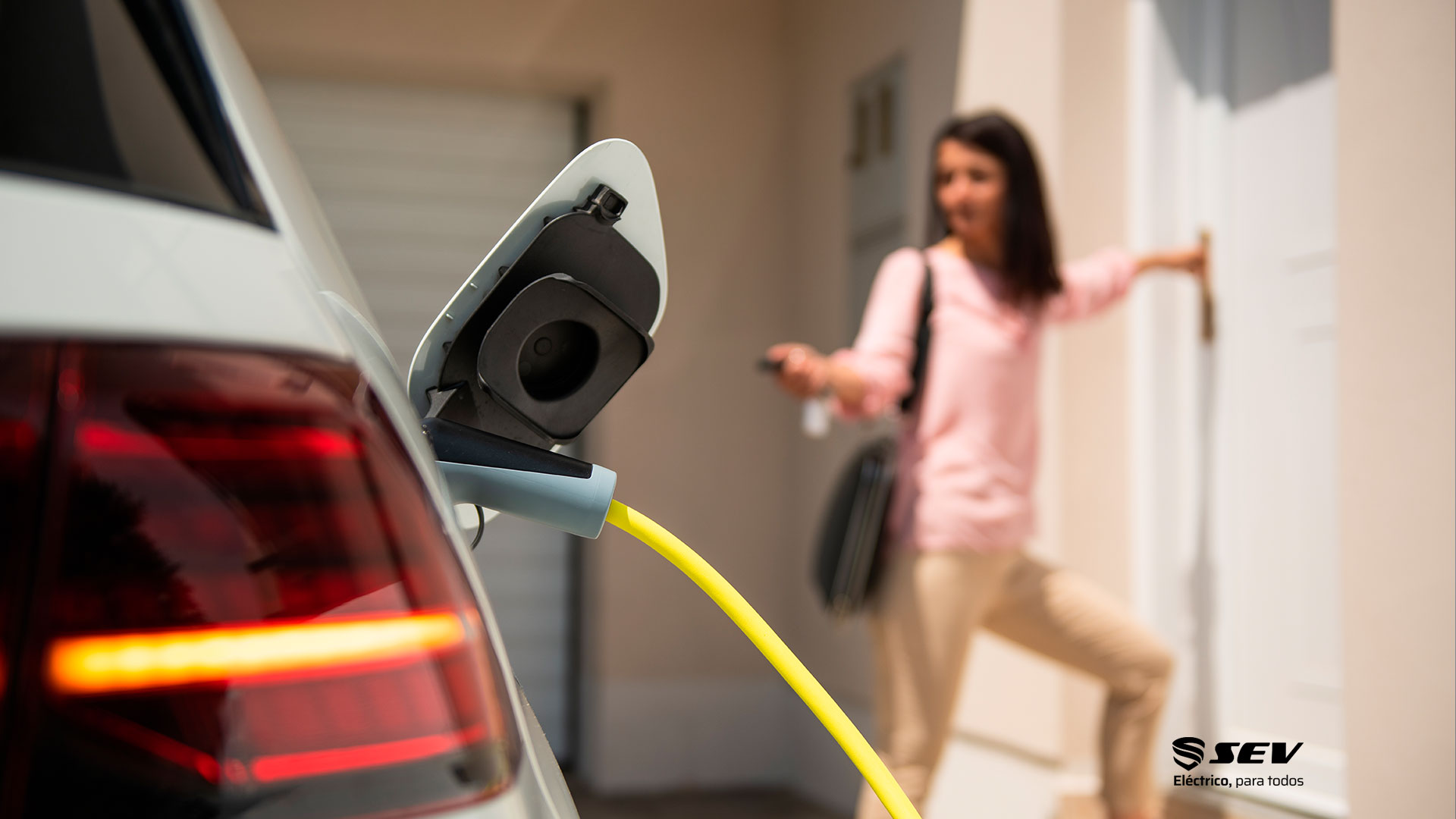 ¿Sabías que puedes cargar tu auto eléctrico desde casa? - SEV